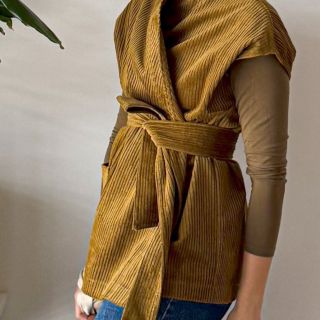 Je ten správný čas na vrstvení! Manšestrové vesty ze 100% bavlny tě zahřejí, dodají outfitu strukturu a šmrnc. Jednoduchý...