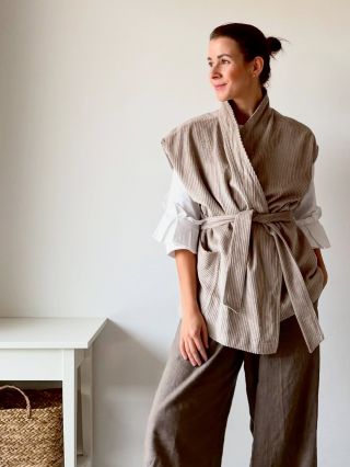 Manšestrové vesty, které mají pevnou bavlněnou texturu. Při dotyku jsou jemné a krásně splynou s outfitem. Prozkoumejte...