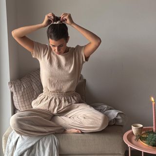 Mušelínový set Sand. 100% bavlna, v pase trojitá guma pro maximální pohodlí. Délka kalhot od pasu je 100 cm a kapsy jsou...