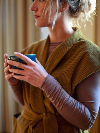 Bohatá na texturu, která vás provede napříč sezónami. Bavlněná jemnost, která vás naladí a střih, který dodá styl každému...