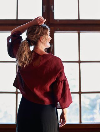 Top Elowen v barvě Burgundy linen. Oblíbená barva z Dropu je teď i na střihu halenek Elowen 🍷 Rovné tělo halenky s...