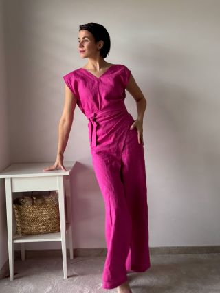 Chtěli jste overal v pestřejší barvě - tady je✨ Overal Timea v krásné výrazné fuchsiové. Rafinovaný kousek, který na první...